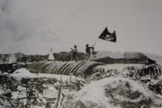 Quân kỳ Quyết thắng tung bay trên nóc hầm Sở chỉ huy quân Pháp ở Điện Biên Phủ (Ảnh: Allhistory)