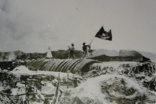 Quân kỳ Quyết thắng tung bay trên nóc hầm Sở chỉ huy quân Pháp ở Điện Biên Phủ (Ảnh: Allhistory)