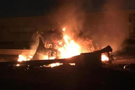 Chiếc xe chở tướng Soleimani và ba người cùng đi bị trúng hai quả tên lửa, cháy rụi (Ảnh: creaders.net).