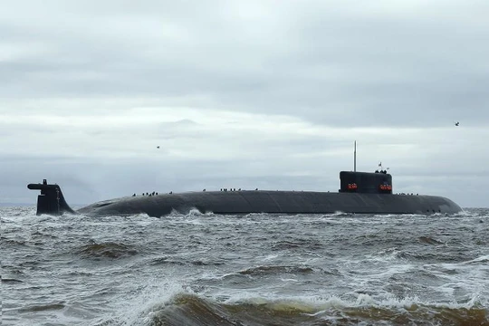 Tàu ngầm đặc nhiệm Belgorod K-239 của Nga rời cảng ra biển thử nghiệm (Ảnh: Đông Phương).