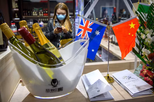 Việc Trung Quốc áp thuế chống phá giá đối với rượu vang nhập khẩu của Australia khiến quan hệ vốn đã căng thẳng giữa hai nước càng xấu thêm (Ảnh: Dwnews).