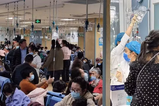 Nhiều bệnh viện đã quá tải vì số bệnh nhân đường hô hấp quá đông (Ảnh: Sohu).