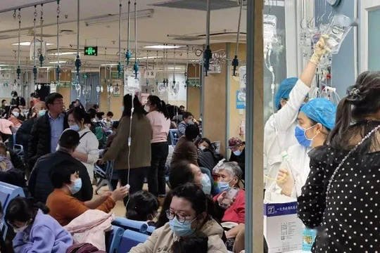 Nhiều bệnh viện đã quá tải vì số bệnh nhân đường hô hấp quá đông (Ảnh: Sohu).