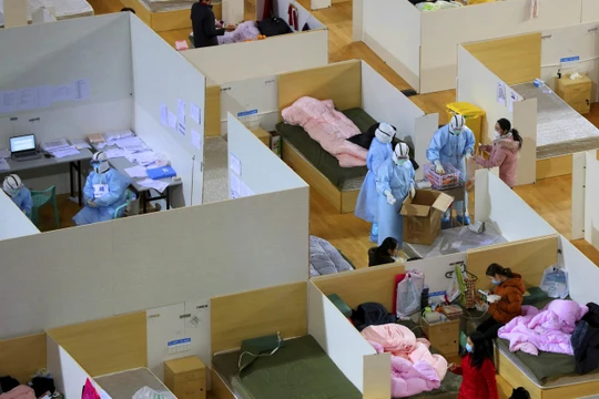 Bệnh viện khoang vuông ở Vũ Hán ngày càng có thêm nhiều giường trống do số bệnh nhân đã khỏi bệnh ngày càng nhiều, số bị bệnh mới ít đi (Ảnh: Reuters).