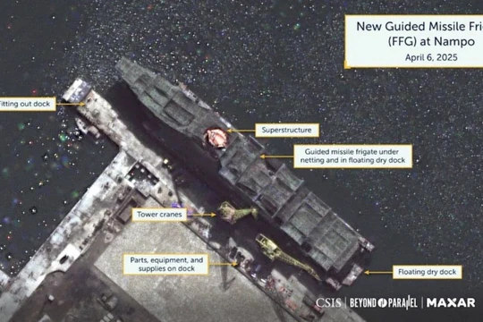 Ảnh vệ tinh chụp khu trục hạm Triều Tiên đang đóng. Ảnh: Maxar.