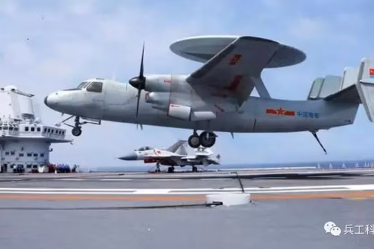 Máy bay báo động sớm và chỉ huy trên không KJ-600 trên boong tàu Phúc Kiến cùng tiêm kích J-15. Ảnh: Sohu.
