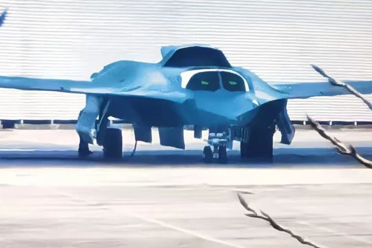 Bức ảnh được cho là chụp chiếc máy bay thế hệ thứ sáu J-36 đỗ tại Nhà máy chính của Tập đoàn công nghiệp máy bay Thành Đô. Ảnh: Thewarzone.