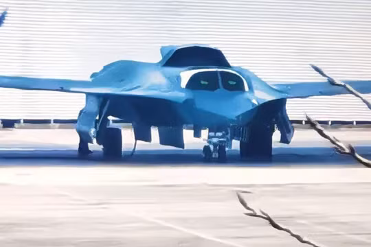 Bức ảnh được cho là chụp chiếc máy bay thế hệ thứ sáu J-36 đỗ tại Nhà máy chính của Tập đoàn công nghiệp máy bay Thành Đô. Ảnh: Thewarzone.