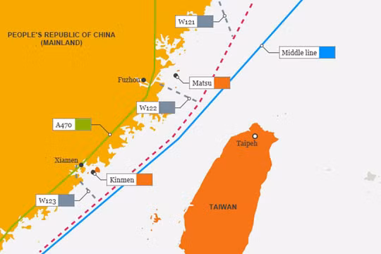 Bản đồ mô tả hành trình di chuyển dọc qua eo biển Đài Loan của tàu USS DDG-89 Mustin chiều 18/8: đường màu xanh là đường trung tâm eo biển,đường màu đỏ là hành trình của tàu Mỹ (Ảnh: Đa Chiều).