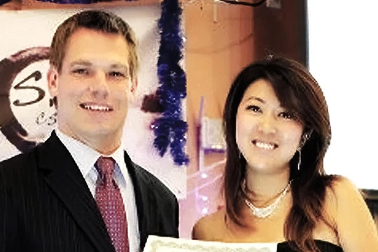Hạ nghị sĩ Eric Svalwell và người tình Phương Phương - người bị nghi là điệp viên Trung Quốc (Ảnh: SCMP).