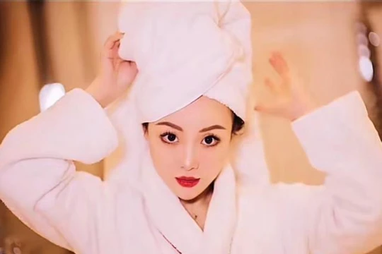 Hotgirl khoe giàu "Eva" Lý Thái Vân, vợ của ông trùm Prince Group Chen Zhi. Ảnh: KKnews.