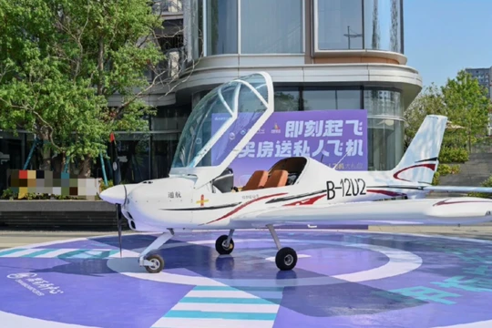 Chiếc máy bay dùng cho khuyến mãi đỗ cạnh văn phòng giao dịch (Ảnh: Sohu)