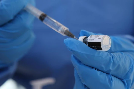 Nguồn cung vaccine ngừa COVID-19 không đáp ứng nhu cầu gây nên nguy cơ về nạn vaccine giả (Ảnh: Sputnik).