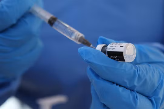 Nguồn cung vaccine ngừa COVID-19 không đáp ứng nhu cầu gây nên nguy cơ về nạn vaccine giả (Ảnh: Sputnik).