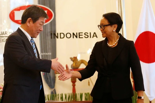Ngoại trưởng Indonesia Retno Marsudi gặp Ngoại trưởng Nhật Toshimitsu Motegi hôm 10/1 (Ảnh: Reuters)