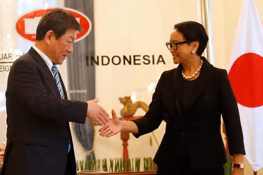 Ngoại trưởng Indonesia Retno Marsudi gặp Ngoại trưởng Nhật Toshimitsu Motegi hôm 10/1 (Ảnh: Reuters)