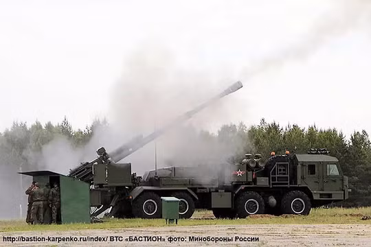 Pháo tự hành bánh lốp 2S43 “Malva” 152mm của Nga bắn thử nghiệm, chuẩn bị xung trận (Ảnh: Zvezda).