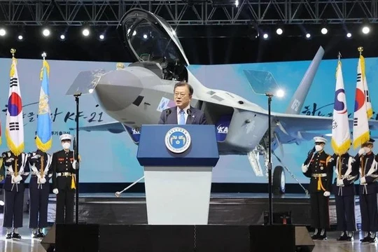 Tổng thống Moon Jae-in tại buổi lễ ra mắt chiếc máy bay mẫu KF-21 (Ảnh: AFP).