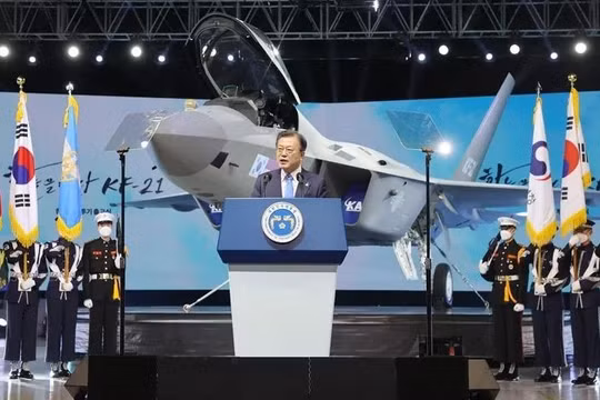 Tổng thống Moon Jae-in tại buổi lễ ra mắt chiếc máy bay mẫu KF-21 (Ảnh: AFP).