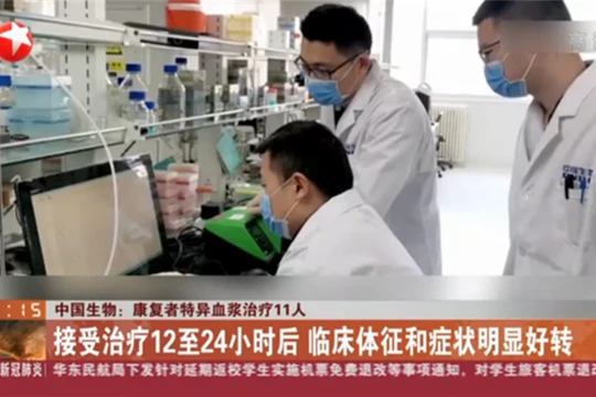 Thông tin về phát kiến sử dụng huyết tương người bệnh COVID-19 đã khỏi điều trị cho bệnh nhân nặng phát trên truyền hình (Ảnh: Sina)