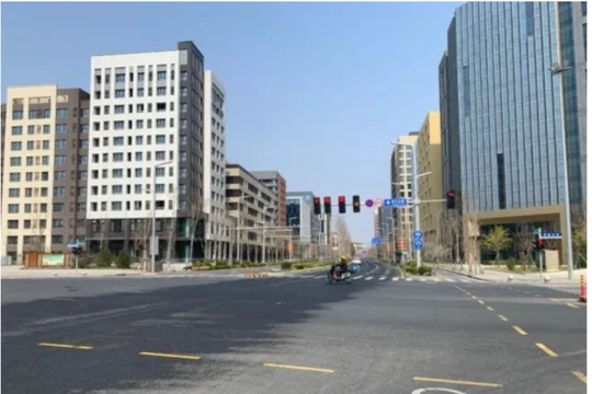 Khu mới Hùng An ở tỉnh Hà Bắc, đầu tư xây dựng lớn nhờ trái phiếu nhưng giờ đây vắng vẻ. Ảnh: Creaders.