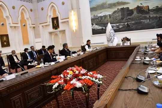 Đặc phái viên Trung Quốc, Nga và Pakistan (bên trái) gặp gỡ Quyền Thủ tướng Taliban Hasan Akhund (giữa) và các quan chức chính quyền Taliban (Ảnh: Đông Phương)