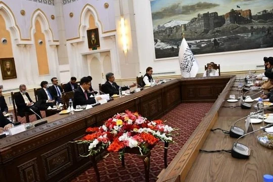 Đặc phái viên Trung Quốc, Nga và Pakistan (bên trái) gặp gỡ Quyền Thủ tướng Taliban Hasan Akhund (giữa) và các quan chức chính quyền Taliban (Ảnh: Đông Phương)
