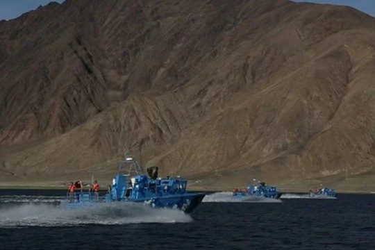 Xuồng vũ trang Trung Quốc trên hồ Pangong, điểm nóng tranh chấp hiện nay (Ảnh: Đa Chiều).