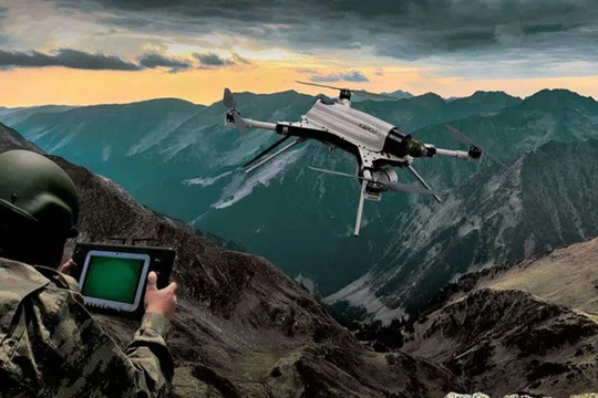 Binh sĩ Thổ Nhĩ Kỳ đang điều khiển một UAV quân sự Kargu-2 (Ảnh: Đa Chiều).