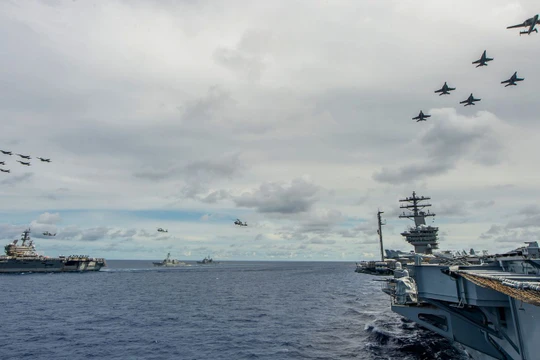 Hai cụm tác chiến tàu sân bay Nimitz và Ronald Reagan trong tháng 7 đã nhiều lần vào Biển Đông để bày tỏ thái độ với Trung Quốc (Ảnh: Đa Chiều).