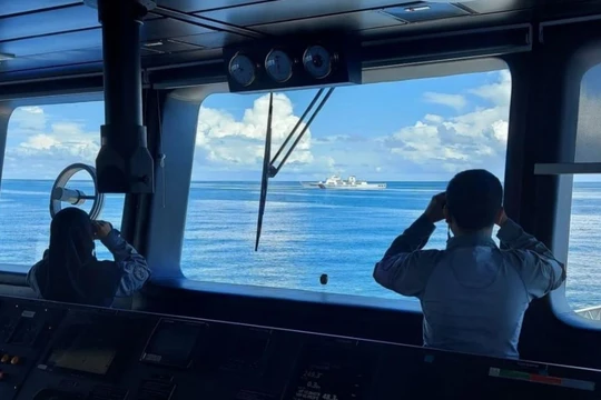 Tàu tuần tra của hải quân Indonesia xua đuổi tàu hải cảnh 5204 của Trung Quốc xâm nhập vùng đặc quyền kinh tế bắc quần đảo Natuna (Ảnh: Đa Chiều).