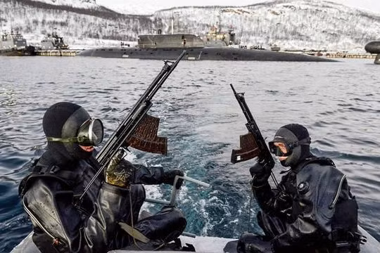 Lực lượng người nhái chiến đấu tuần tra bảo vệ căn cứ (Ảnh: toutiao).