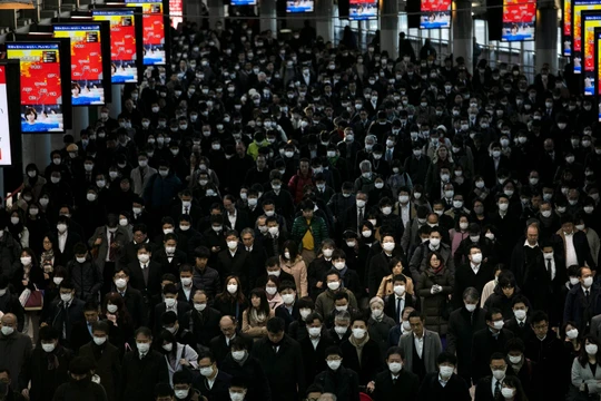 Dịch bệnh COVID-19 đã lây lan ra ít nhất 135 quốc gia và vùng lãnh thổ, gây nên hoang mang sợ hãi cho toàn nhân loại (Ảnh: AP)