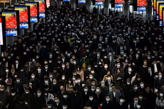 Dịch bệnh COVID-19 đã lây lan ra ít nhất 135 quốc gia và vùng lãnh thổ, gây nên hoang mang sợ hãi cho toàn nhân loại (Ảnh: AP)