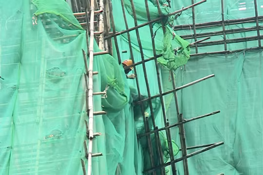 Loại lưới chắn đang được sử dụng tại tất cả các công trình xây dựng ở Hồng Kông sẽ phải dỡ bỏ trước ngày 6/12. Ảnh: RTHK.