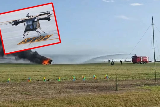 Một chiếc eVTOL bốc cháy dữ dội sau khi bị rơi do va chạm. Ảnh: Ifeng.