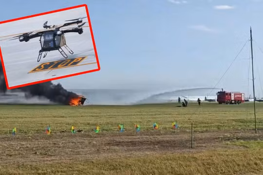 Một chiếc eVTOL bốc cháy dữ dội sau khi bị rơi do va chạm. Ảnh: Ifeng.