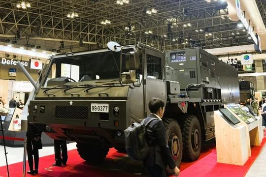Xe mang hệ thống vũ khí laser được trưng bày tại DSEI Japan 2025. Ảnh: Defenceblog.