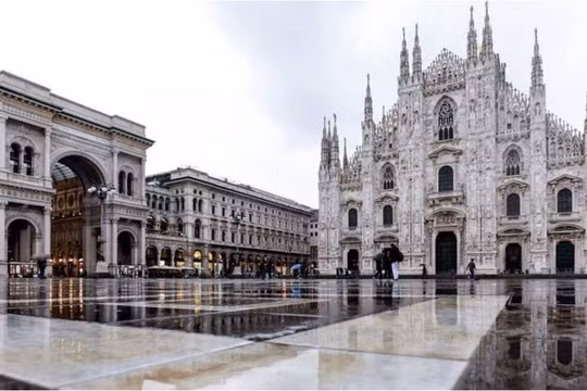 Quảng trường Nhà thờ lớn Milan vắng ngắt sau khi thực hiện lệnh phong tỏa (Ảnh: Getty).