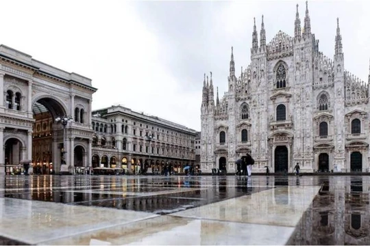 Quảng trường Nhà thờ lớn Milan vắng ngắt sau khi thực hiện lệnh phong tỏa (Ảnh: Getty).