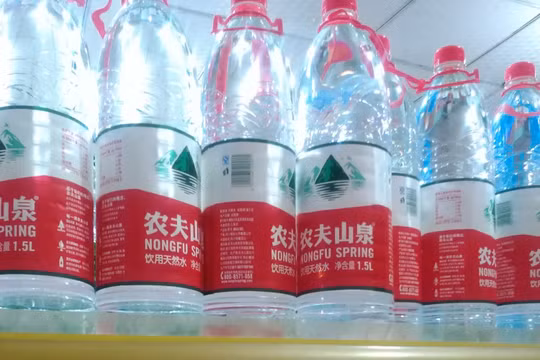 Khơi mào cuộc chiến giá cả, công ty Nongfu Spring đang gánh chịu hậu quả (Ảnh: BKP).