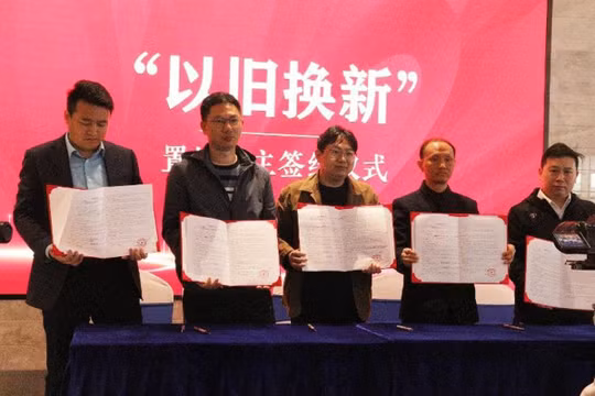 Các hộ dân "đổi nhà cũ lấy nhà mới" ở thành phố Hải An nhận Giấy chứng nhận quyền sở hữu nhà mới (Ảnh: Sina)