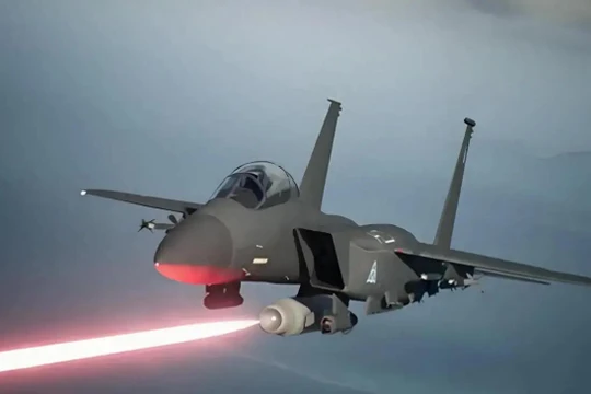 Hình ảnh mô phỏng pod laser trên tiêm kích J-11B hoạt động tiêu diệt mục tiêu. Ảnh: Sohu.