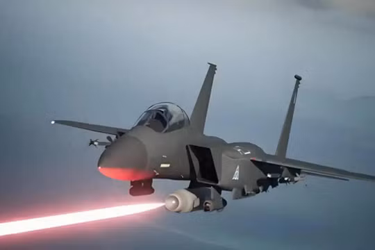 Hình ảnh mô phỏng pod laser trên tiêm kích J-11B hoạt động tiêu diệt mục tiêu. Ảnh: Sohu.