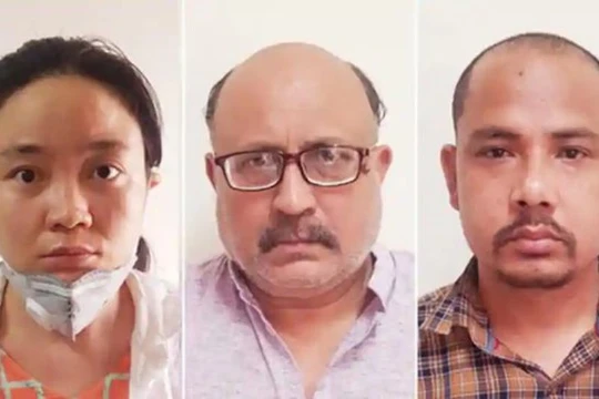 Rajeev Sharma (giữa) và hai đồng phạm người Trung Quốc (trái) và Nepal (phải) bị cảnh sát Ấn Độ bắt vì bị cáo buộc bán bí mật tình báo cho Trung Quốc (Ảnh: Deutsche Welle).