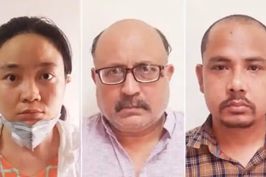 Rajeev Sharma (giữa) và hai đồng phạm người Trung Quốc (trái) và Nepal (phải) bị cảnh sát Ấn Độ bắt vì bị cáo buộc bán bí mật tình báo cho Trung Quốc (Ảnh: Deutsche Welle).