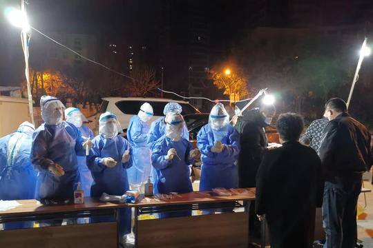 Gần đây, số ca lây nhiễm trong cộng đồng Trung Quốc đang tăng nhanh, các nhân viên y tế lấy mẫu xét nghiệm SARS-CoV-2 cho dân chúng (Ảnh: Tân Hoa xã).