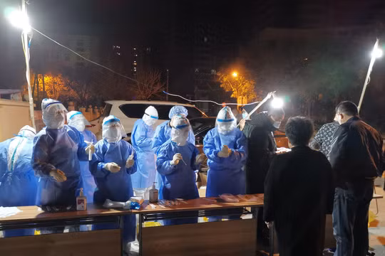 Gần đây, số ca lây nhiễm trong cộng đồng Trung Quốc đang tăng nhanh, các nhân viên y tế lấy mẫu xét nghiệm SARS-CoV-2 cho dân chúng (Ảnh: Tân Hoa xã).