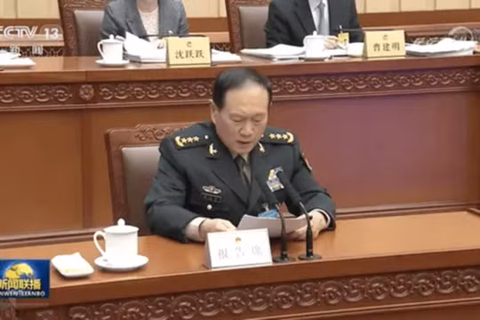 Bộ trưởng Quốc phòng Trung Quốc Ngụy Phượng Hòa giải trình về dự thảo Luật Quốc phòng sửa đổi trước Ủy ban thường vụ Quốc hội (Ảnh: CCTV).