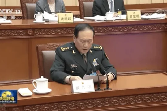 Bộ trưởng Quốc phòng Trung Quốc Ngụy Phượng Hòa giải trình về dự thảo Luật Quốc phòng sửa đổi trước Ủy ban thường vụ Quốc hội (Ảnh: CCTV).